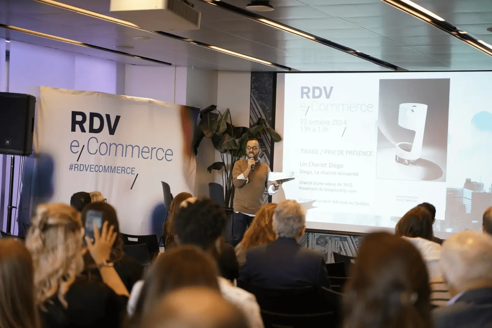 Rudy Abitbol on stage at RDV eCommerce Montréal presenting to B2B commerce leaders