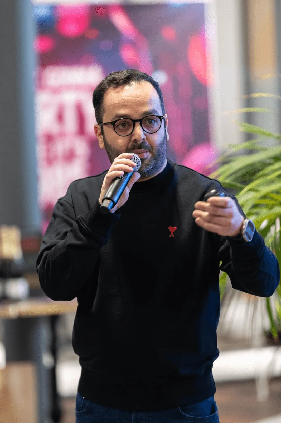 Rudy Abitbol présente, micro en main